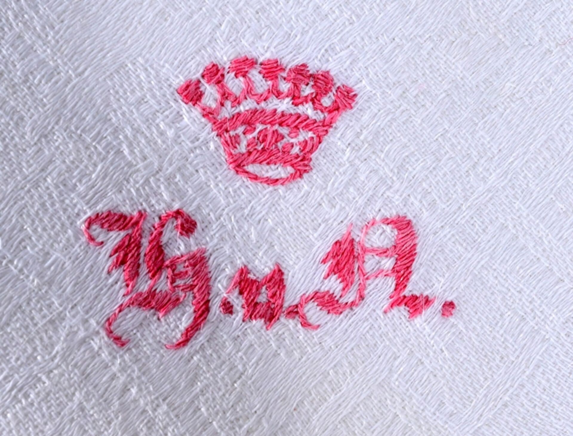 9 große Tischservietten aus Adelsnachlass. Reines Leinen mit roter Monogramm Stickerei "H. v. A. " - Bild 2 aus 7