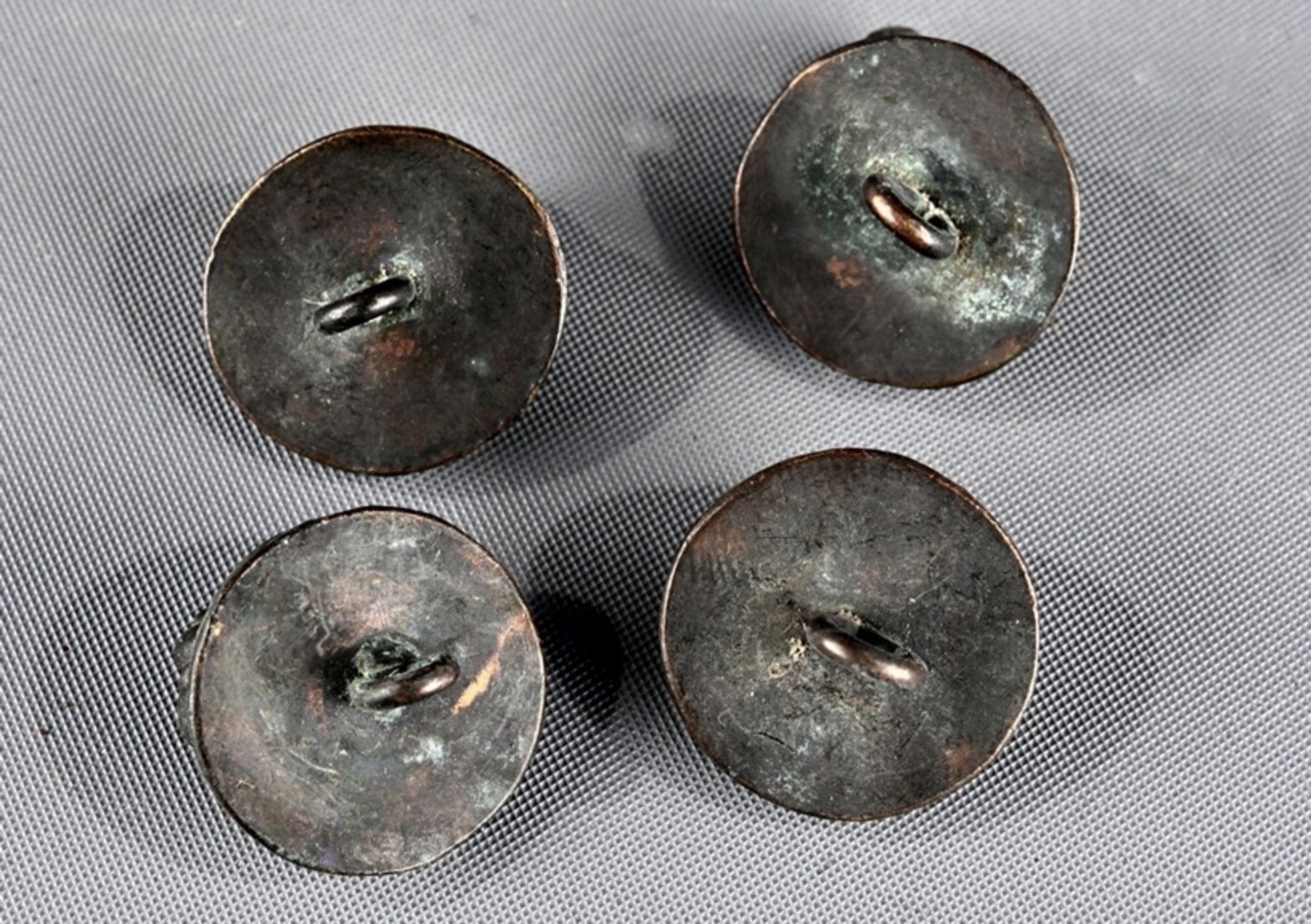 Seltenes, jagdliches Knopf-Set, wohl 1. Hälfte 19. Jhdt., bestehend aus 4 großen, flachen Rundknöpf - Image 7 of 14
