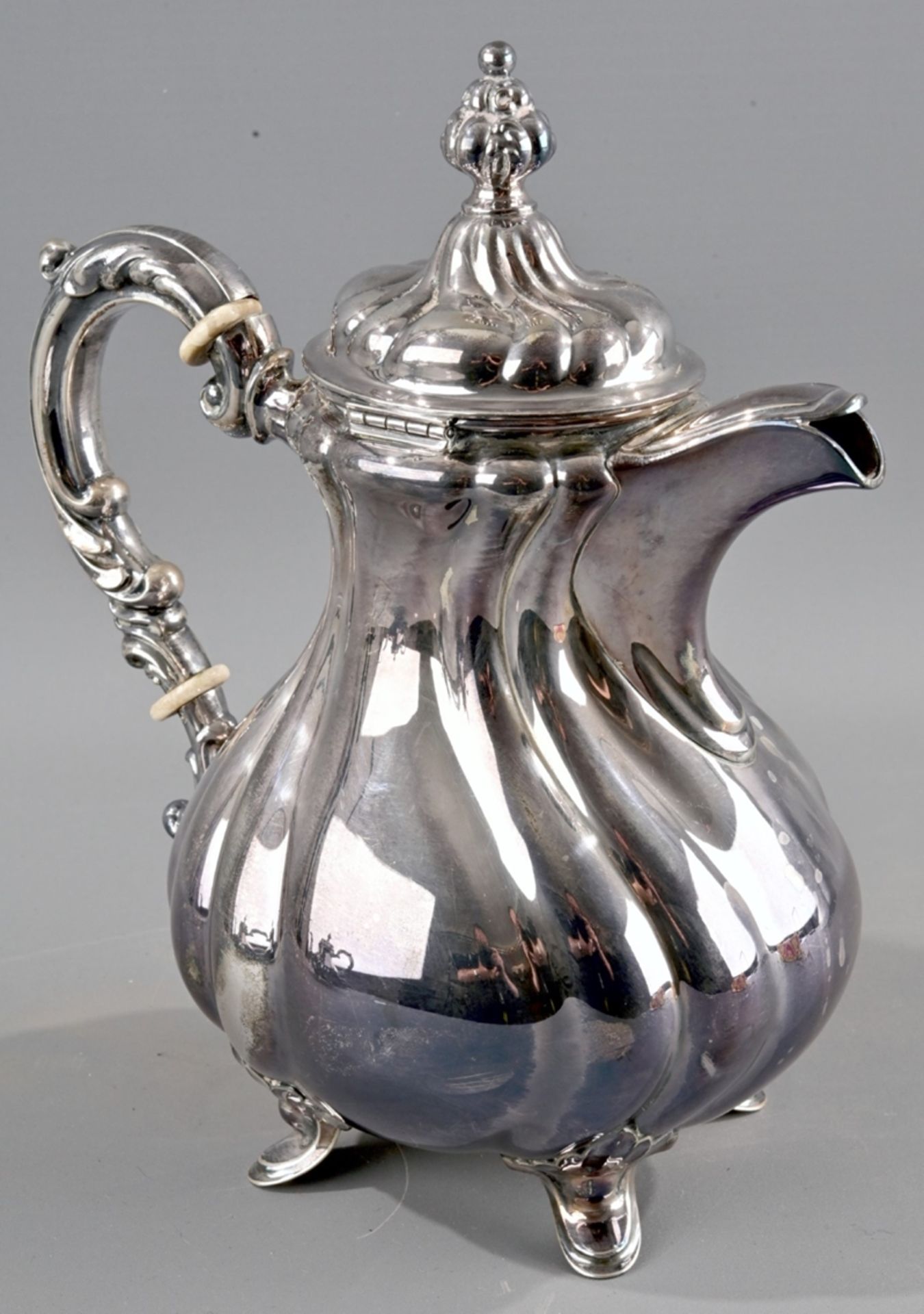 Kaffeekanne im Barockstil, ca. 650 gr. 835er Silber, seitlich scharnierter Deckel. Schöner Erhalt. - Image 4 of 10
