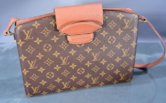Umhänge - Handtasche "Louis Vuitton", stärkere Alters- und Gebrauchsspuren, ca. 24 x 30 cm, Innenfa