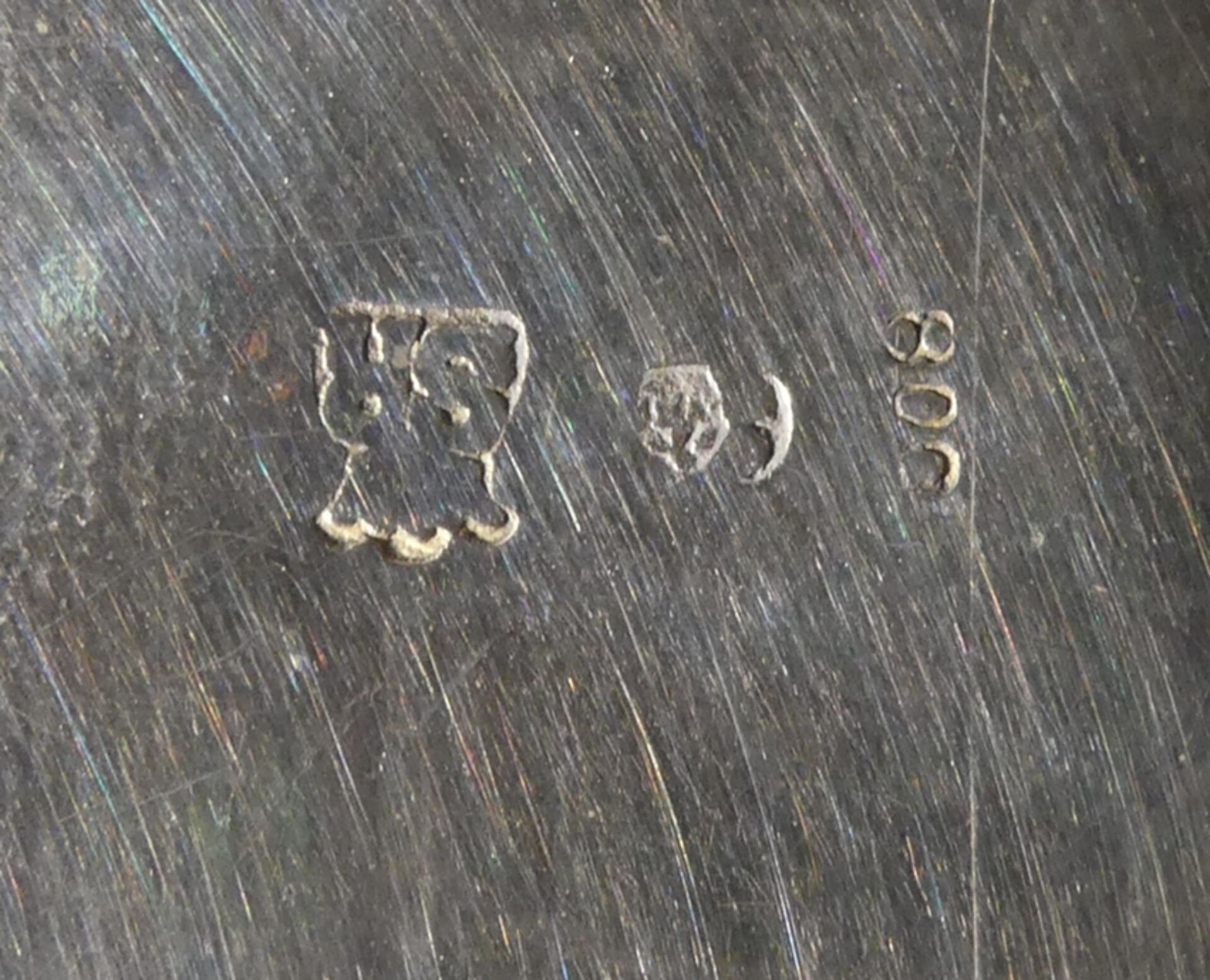 Teedose in nicht alltäglicher Formgebung, Deckel und rundum mit reliefierten Dekoren. 800er Silber, - Image 6 of 6