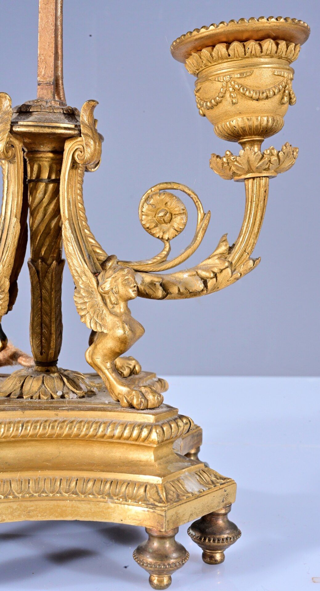 Dekorative Tischlampe aus zweiarmigen Tischkerzenleuchtern des 19. Jhdt., mit höhenverstellbaren, o - Bild 2 aus 8