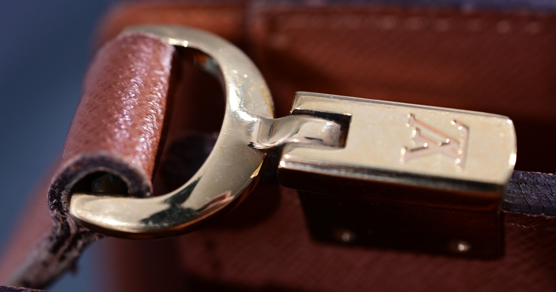 Umhänge - Handtasche "Louis Vuitton", stärkere Alters- und Gebrauchsspuren, ca. 24 x 30 cm, Innenfa - Image 9 of 10