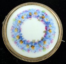 Interessante runde Brosche aus Porzellan, angefertigt in der Manufaktur Meißen, (kl. Stiefmütterche
