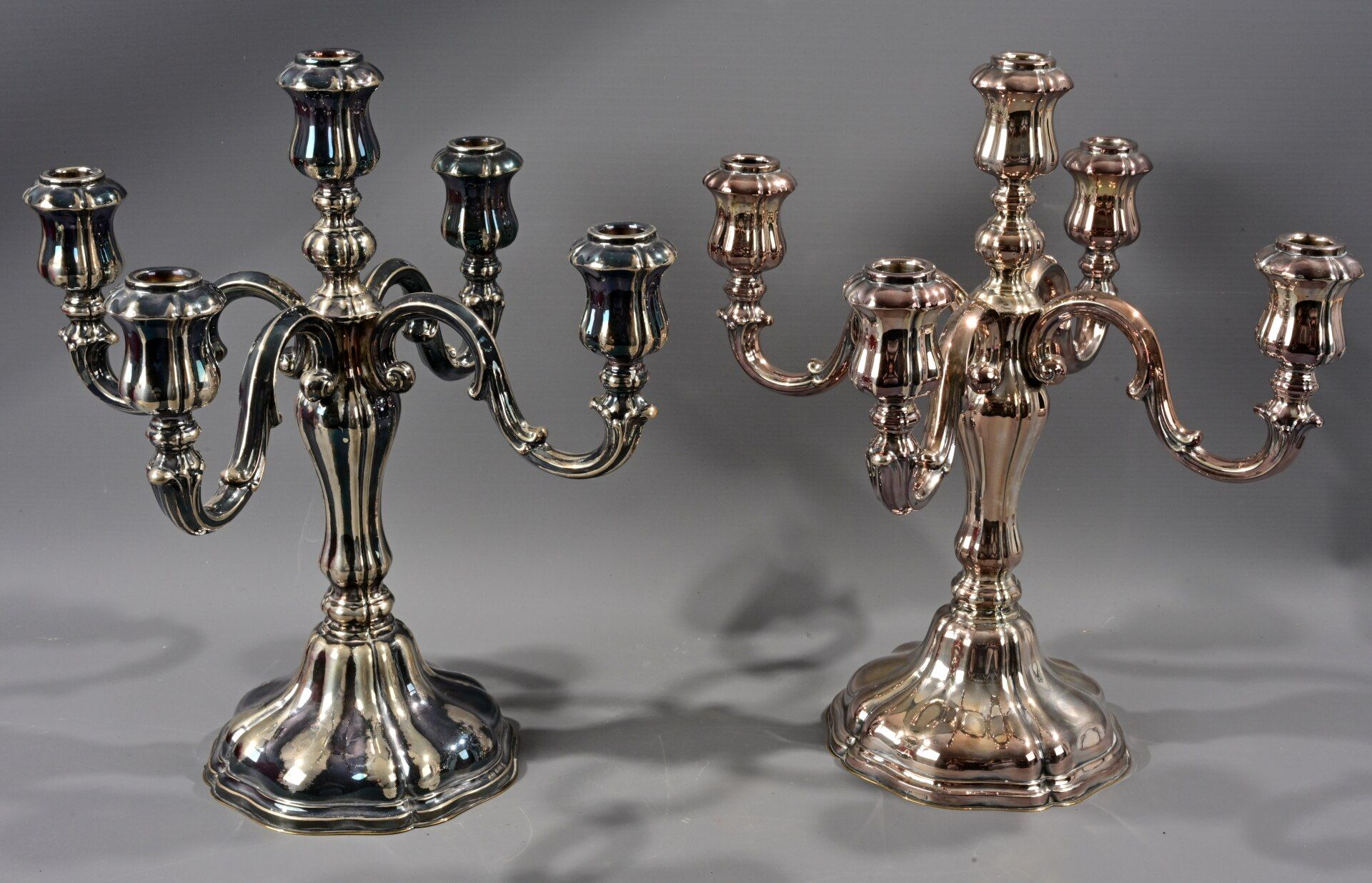 Paar imposanter 5armiger Tischkerzenleuchter, sog. "Girandole", 830er Silber, wohl ungefüllt, Höhe - Image 2 of 5