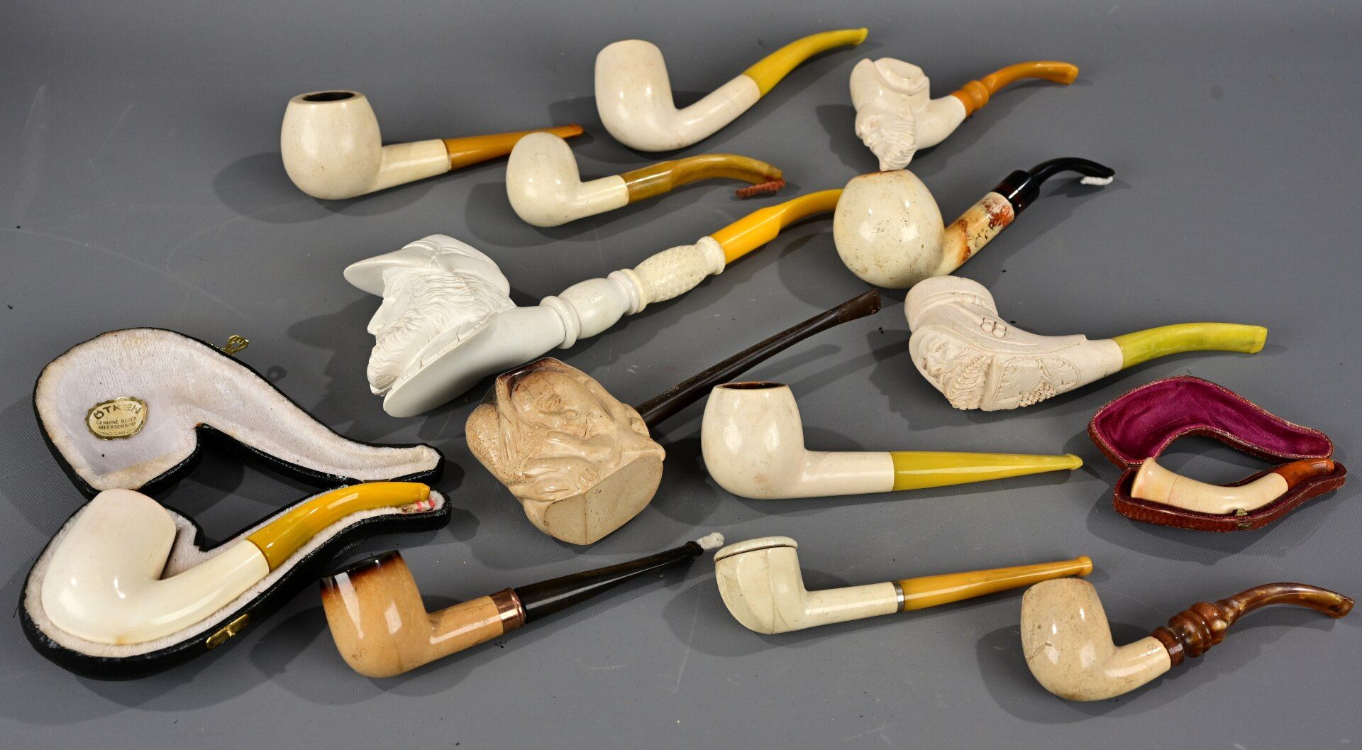 14 teilige Sammlung verschiedener Pfeifen, 2x in original Etui, überwiegend "Meerschaum" - Pfeifenk