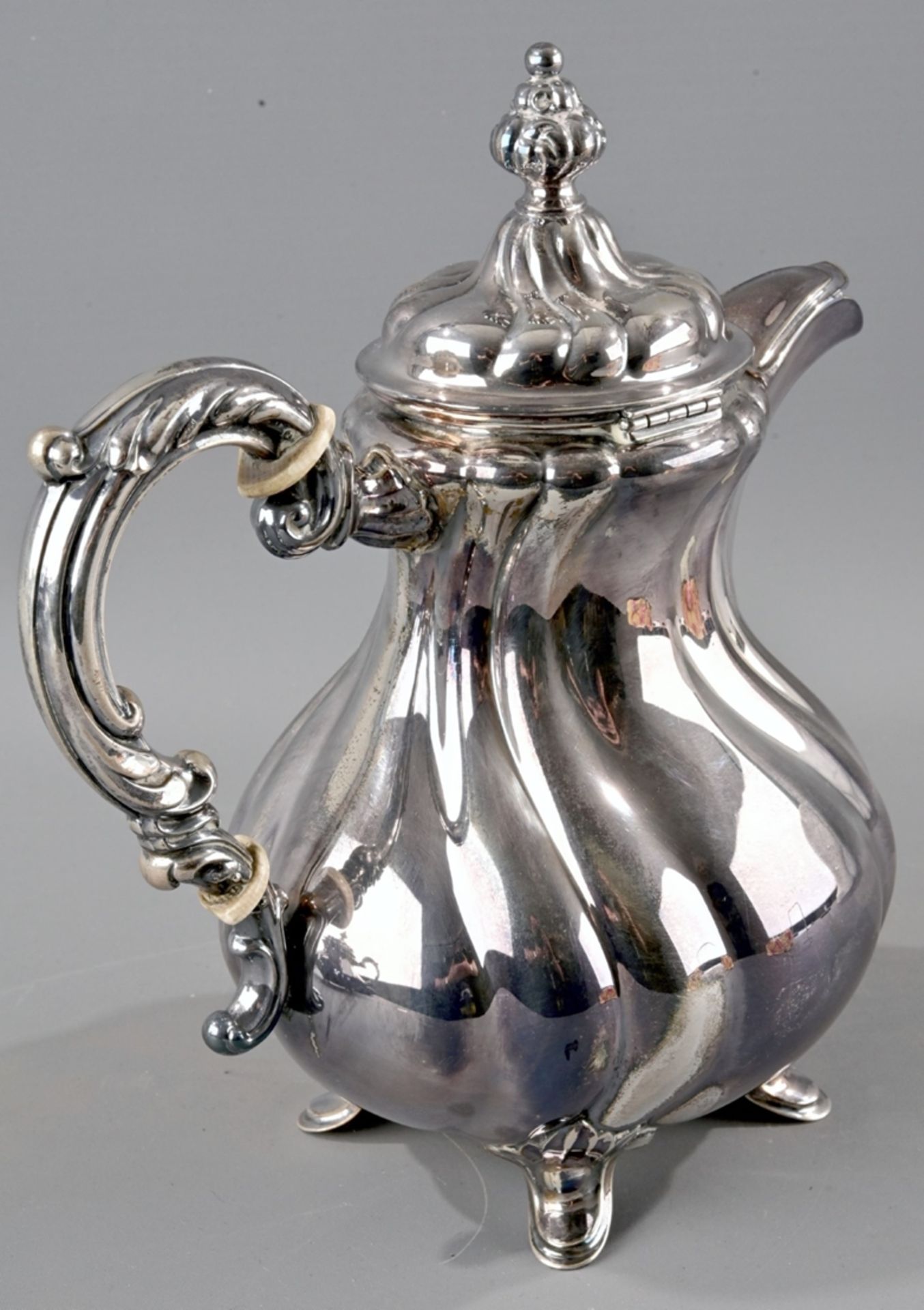 Kaffeekanne im Barockstil, ca. 650 gr. 835er Silber, seitlich scharnierter Deckel. Schöner Erhalt. - Image 5 of 10
