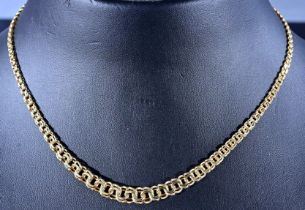 Halskette in 585er Gelbgold, Federringverschluss, ineinander geschlungene Kettenglieder, mittig bis