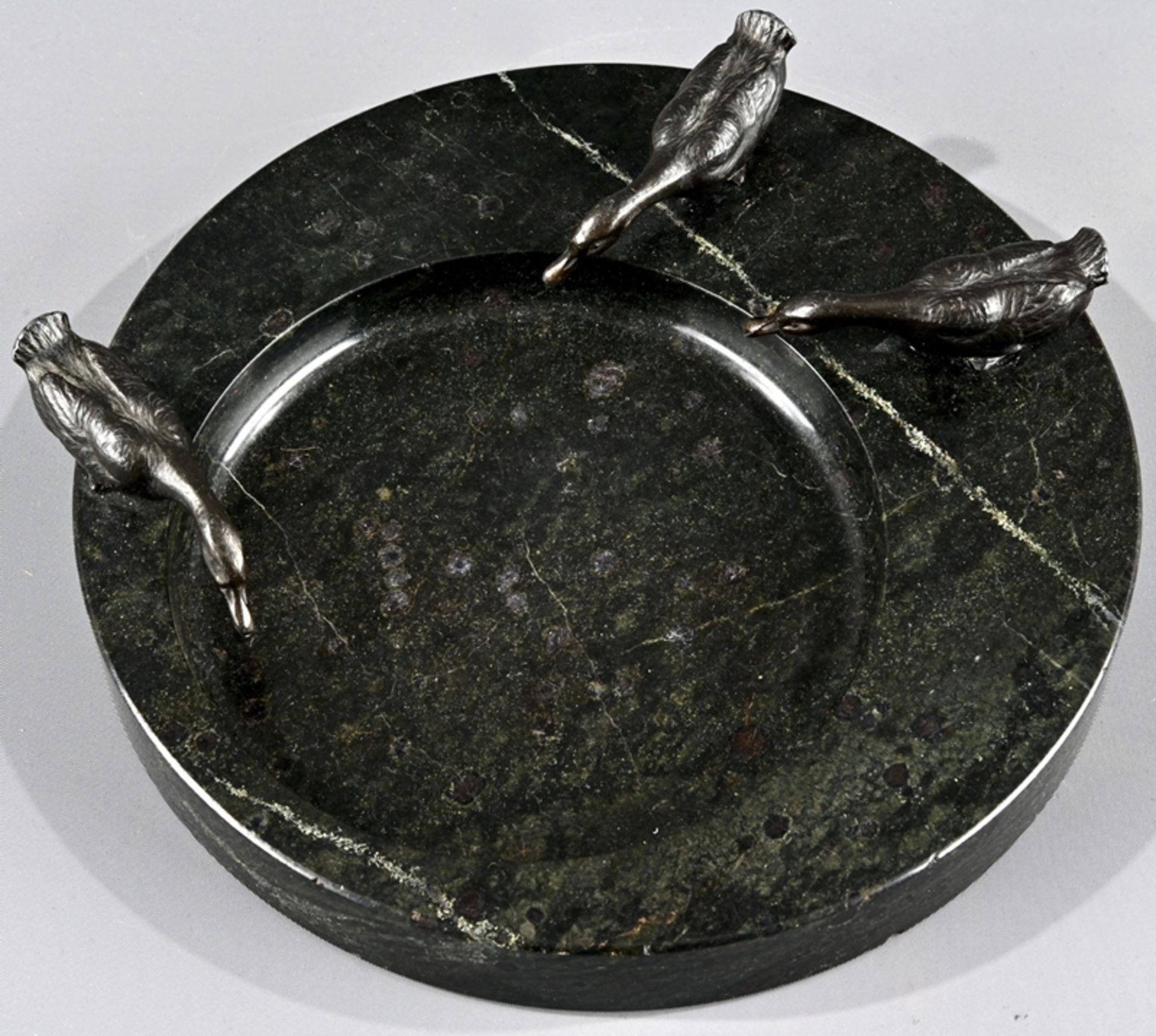 "Vogeltränke", runde Serpentin- oder Marmorschale mit 3 trinkenden Gänsen, wohl 1920er/30er Jahre. - Bild 2 aus 7
