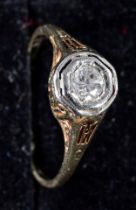 Kleiner, sehr dünner Ring, 14 kt Gelbgold, mittig hoher Aufbau, ziselierte Fassung mit 1 Diamanten