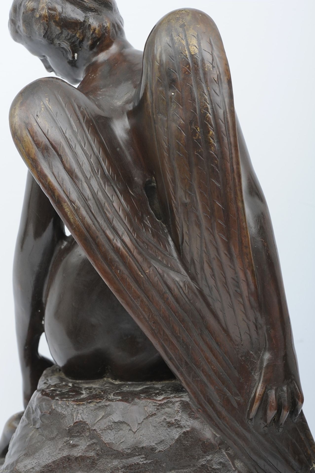 "Engelfigur auf Felssockel", großer, dunkel patinierter, zeitgenössischer Bronzeguss in historisier - Bild 11 aus 15
