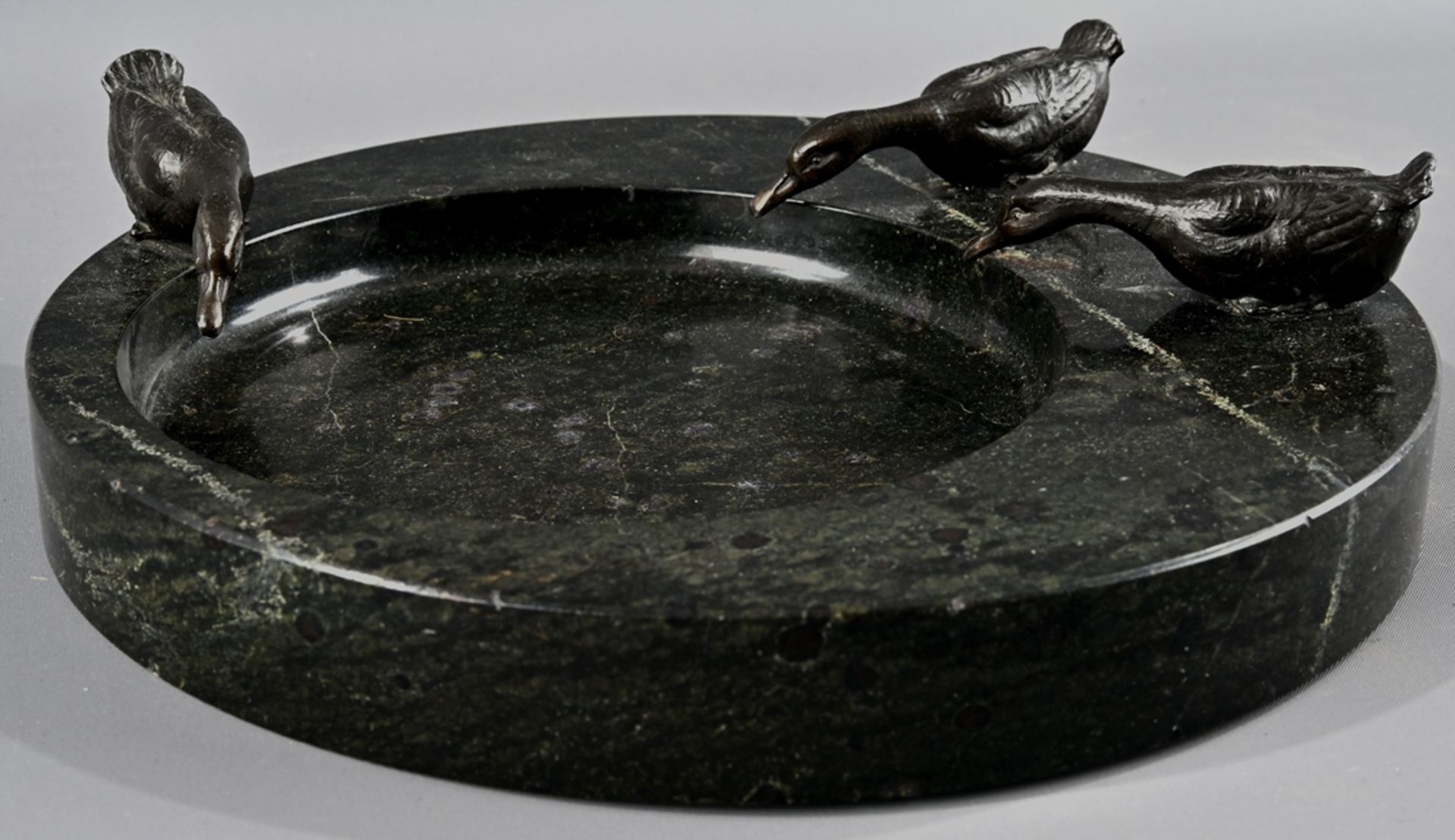 "Vogeltränke", runde Serpentin- oder Marmorschale mit 3 trinkenden Gänsen, wohl 1920er/30er Jahre. - Bild 4 aus 7
