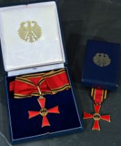 Lot aus 2 Bundesverdienstkreuzen in 2 verschiedenen Größen, in original Verleihungs - Etuis. Versch