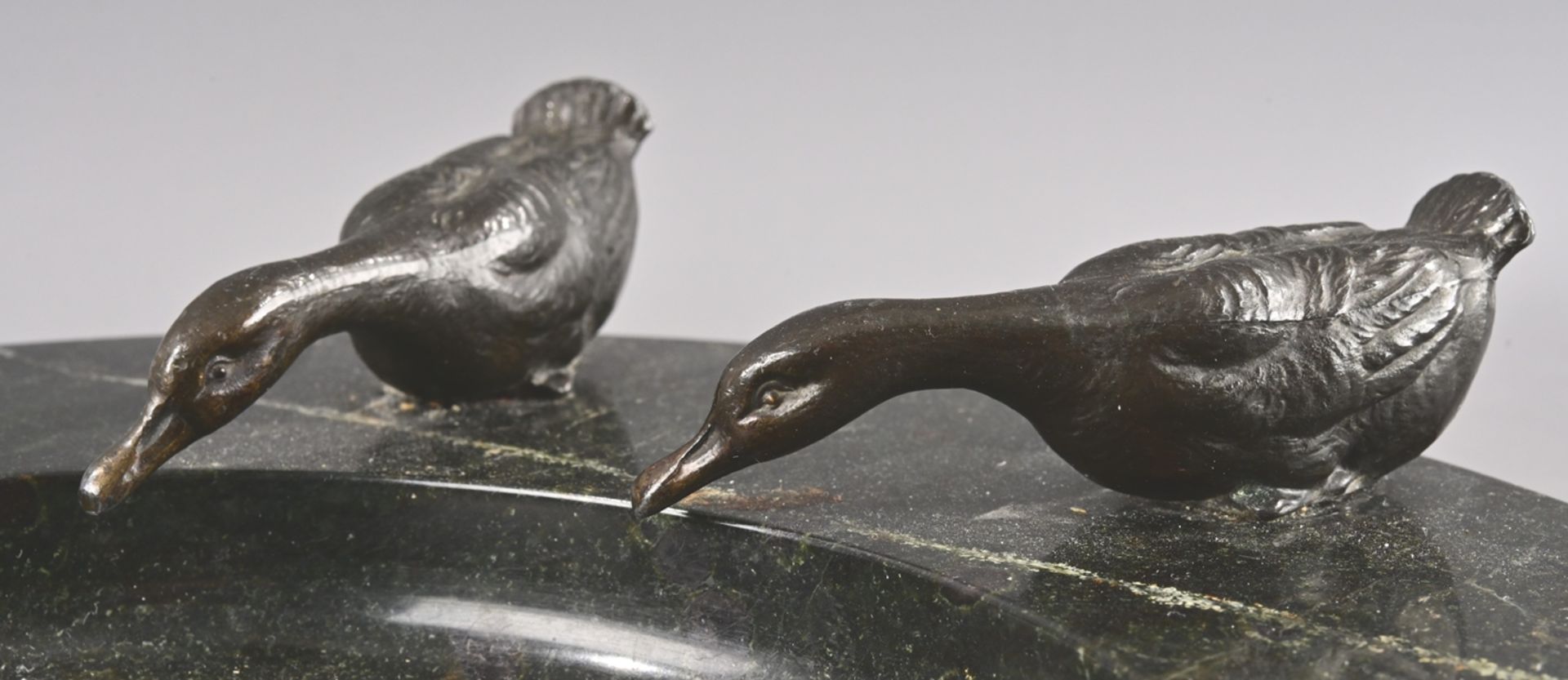 "Vogeltränke", runde Serpentin- oder Marmorschale mit 3 trinkenden Gänsen, wohl 1920er/30er Jahre. - Bild 3 aus 7