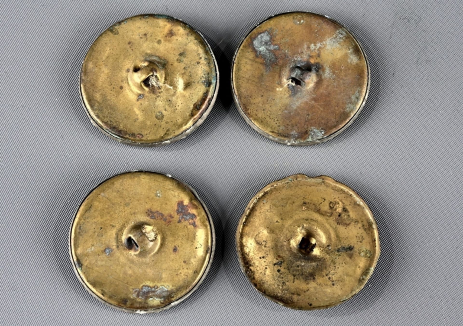 Seltenes, jagdliches Knopf-Set, wohl 1. Hälfte 19. Jhdt., bestehend aus 4 großen, flachen Rundknöpf - Image 9 of 14