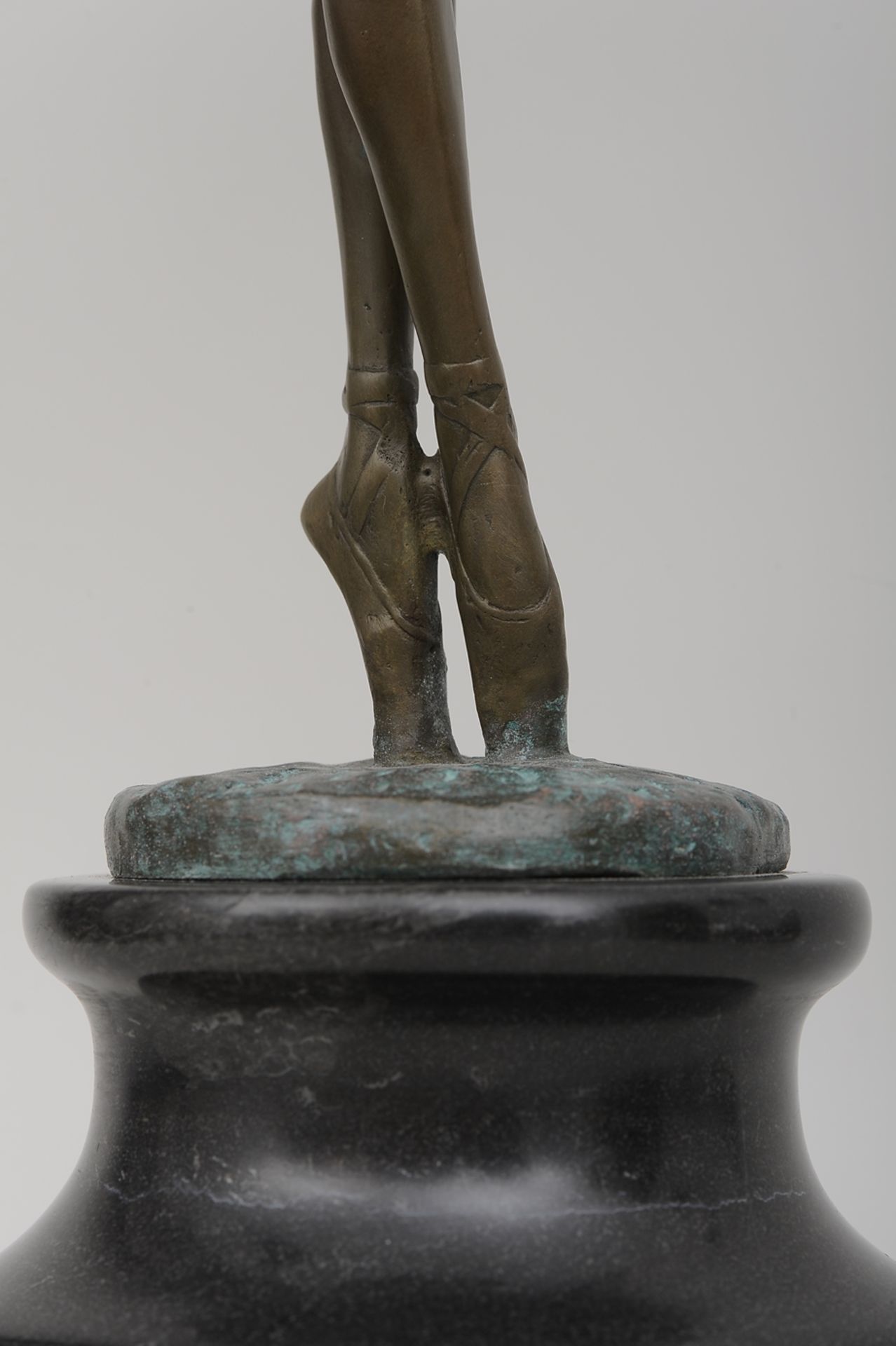 "Ballerina" - ästhetisch gut gelungene, grünlich-braun patinierte Bronzestatuette des späten 20./ A - Image 4 of 14