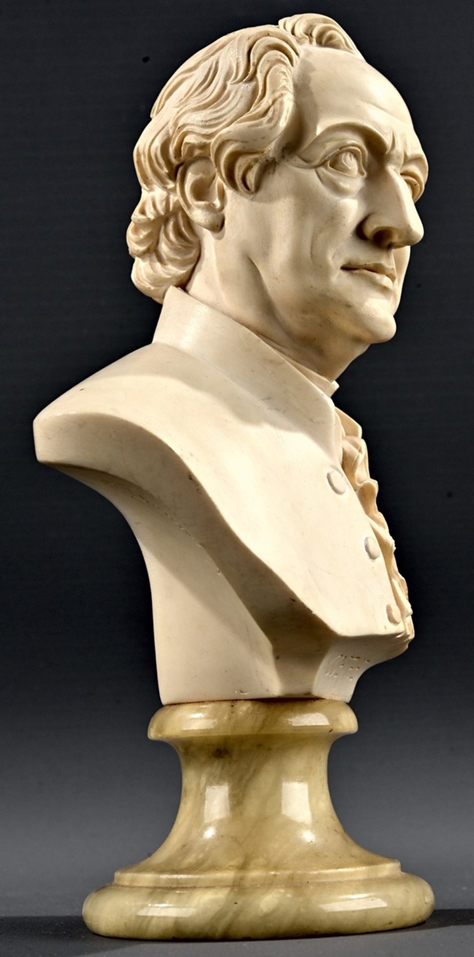 "Johann Wolfgang von Goethe" - Büste auf profiliertem, rundem Natursteinsockel, 20./21. Jhdt., Höhe - Image 2 of 8