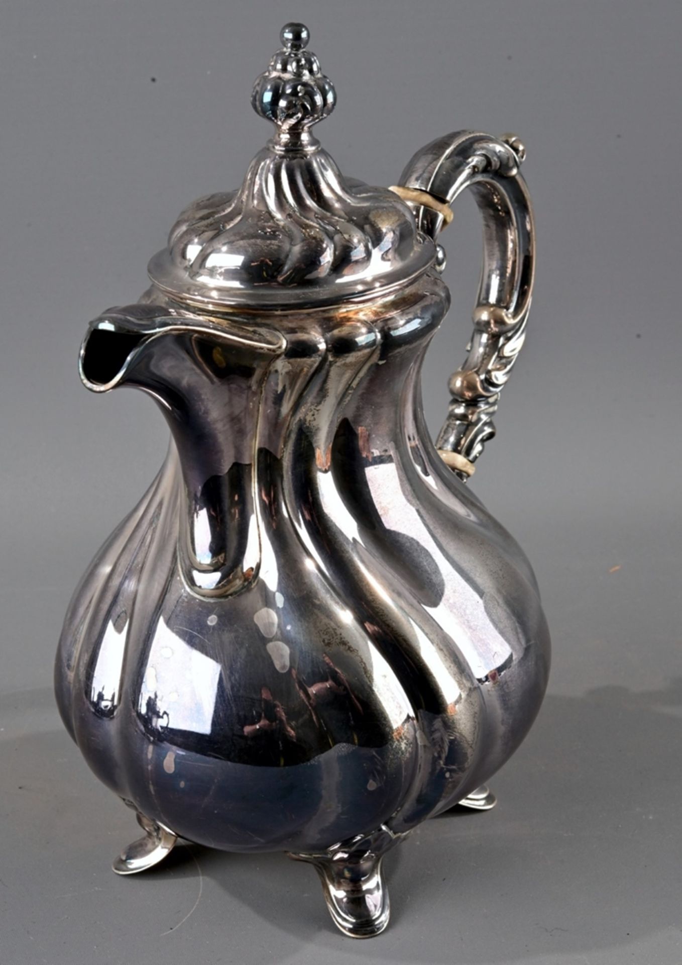 Kaffeekanne im Barockstil, ca. 650 gr. 835er Silber, seitlich scharnierter Deckel. Schöner Erhalt. - Image 3 of 10