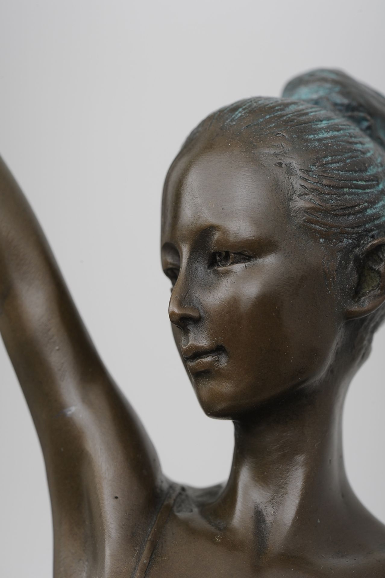 "Ballerina" - ästhetisch gut gelungene, grünlich-braun patinierte Bronzestatuette des späten 20./ A - Bild 8 aus 14