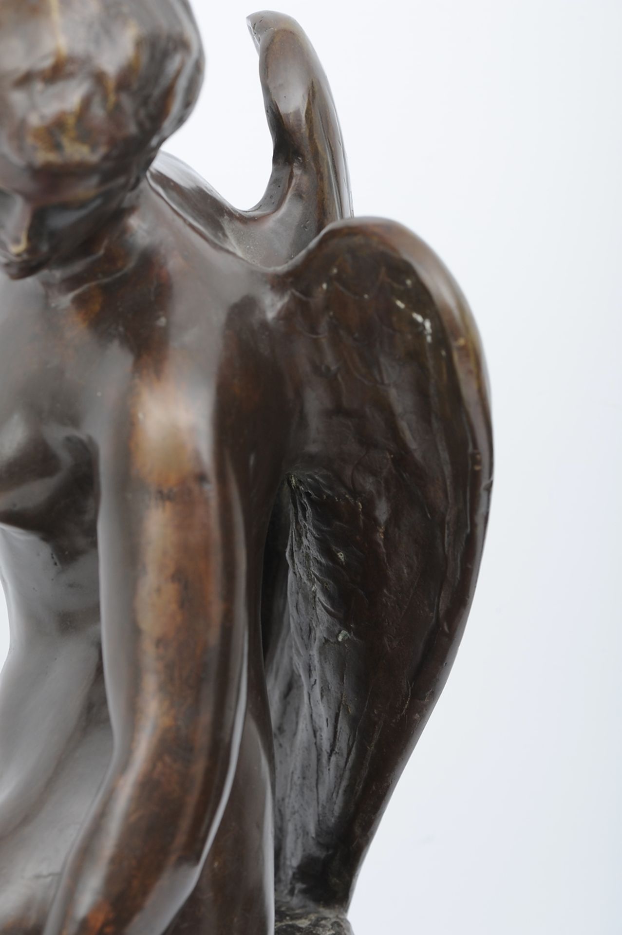 "Engelfigur auf Felssockel", großer, dunkel patinierter, zeitgenössischer Bronzeguss in historisier - Bild 7 aus 15