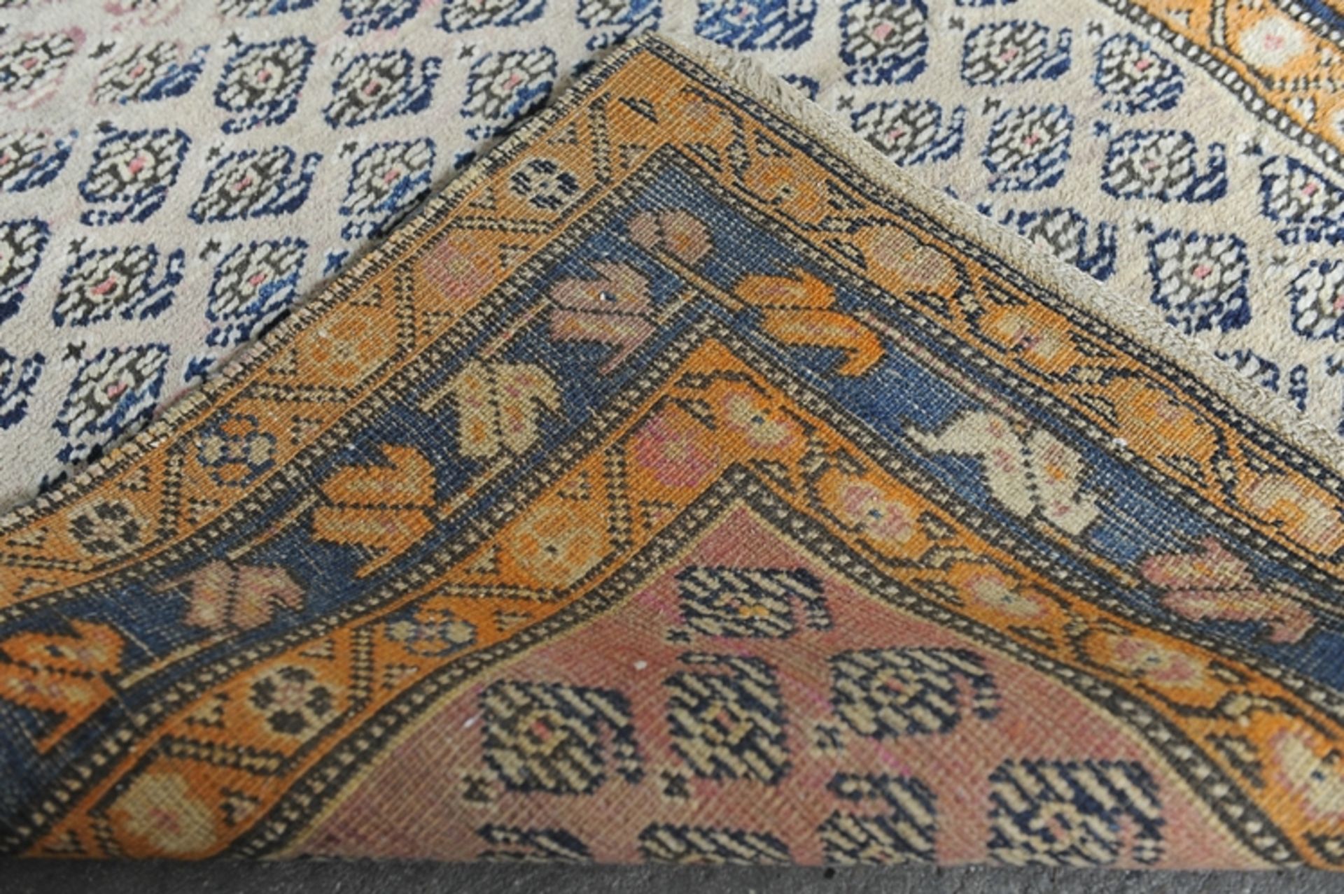 Alte oder antike Teppichgalerie der wohl 1930er/40er Jahre, durchgemusterter, beige-grundiger Fond, - Image 3 of 7