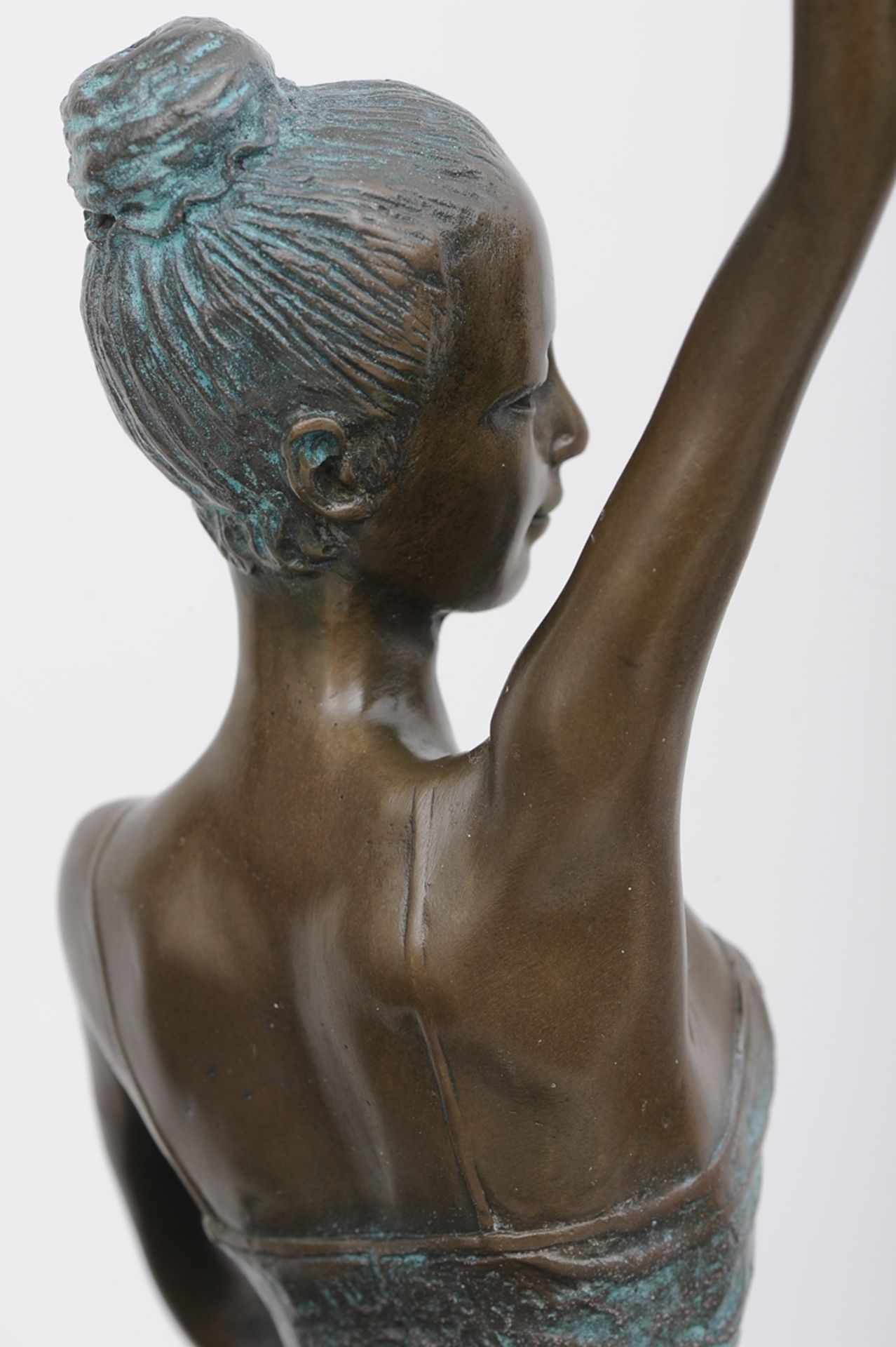 "Ballerina" - ästhetisch gut gelungene, grünlich-braun patinierte Bronzestatuette des späten 20./ A - Bild 14 aus 14