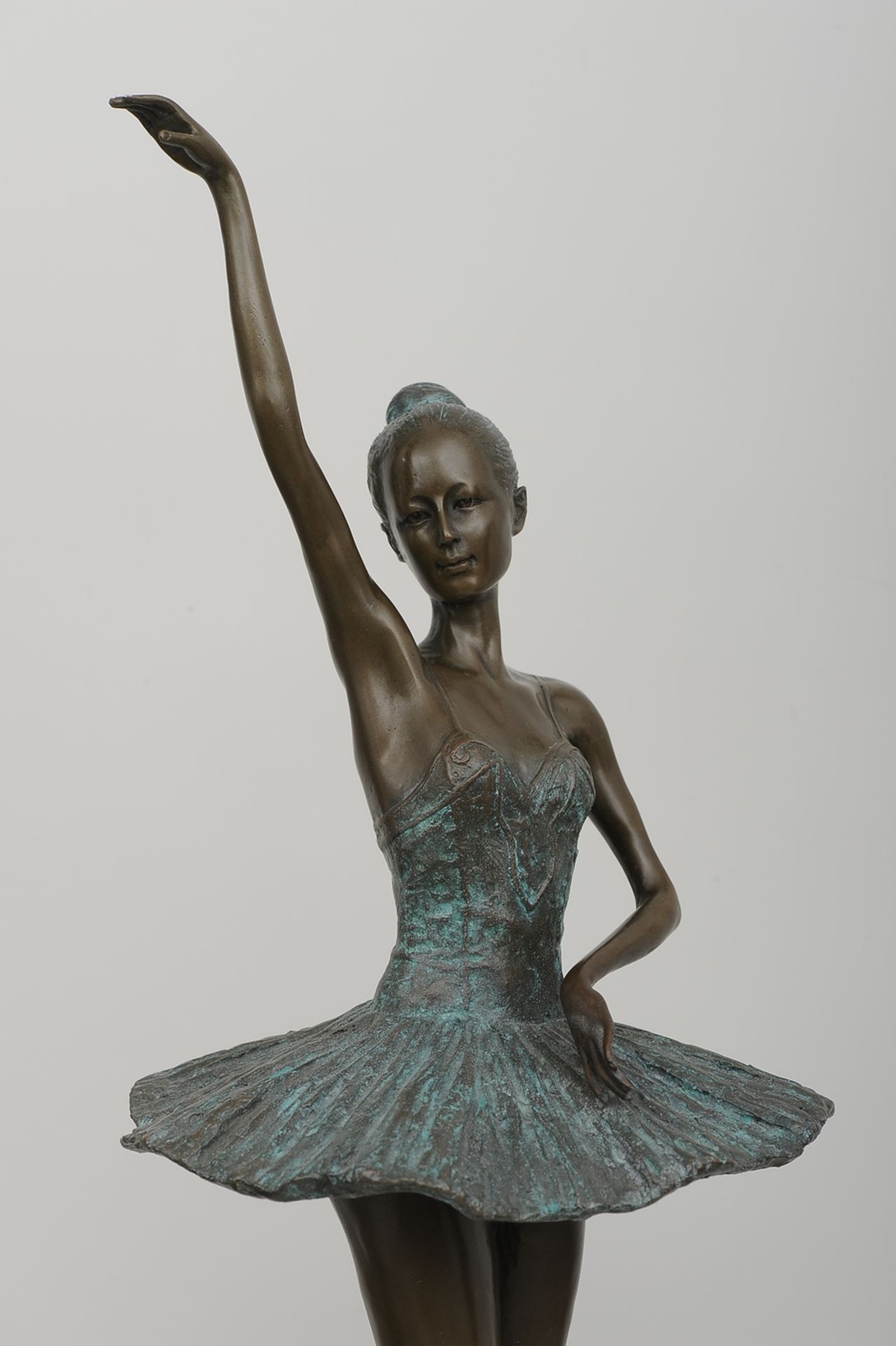 "Ballerina" - ästhetisch gut gelungene, grünlich-braun patinierte Bronzestatuette des späten 20./ A - Bild 2 aus 14