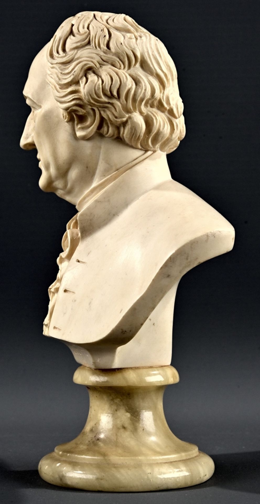 "Johann Wolfgang von Goethe" - Büste auf profiliertem, rundem Natursteinsockel, 20./21. Jhdt., Höhe - Image 6 of 8