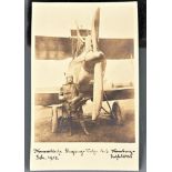 Antikes Porträtfoto (als Postkarte) eines Doppeldeckerpiloten, rückseitig mit Widmung aus 1920. Gut