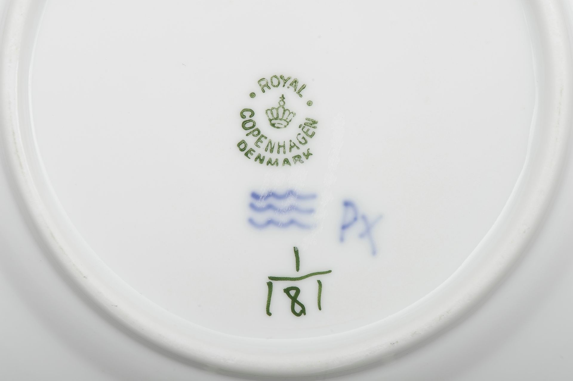 Folge von 6 dreiteiligen Kaffeetassen, Mussel-Malet, Royal Copenhagen, bestehend aus: 6 Tassen, 6 U - Image 7 of 7