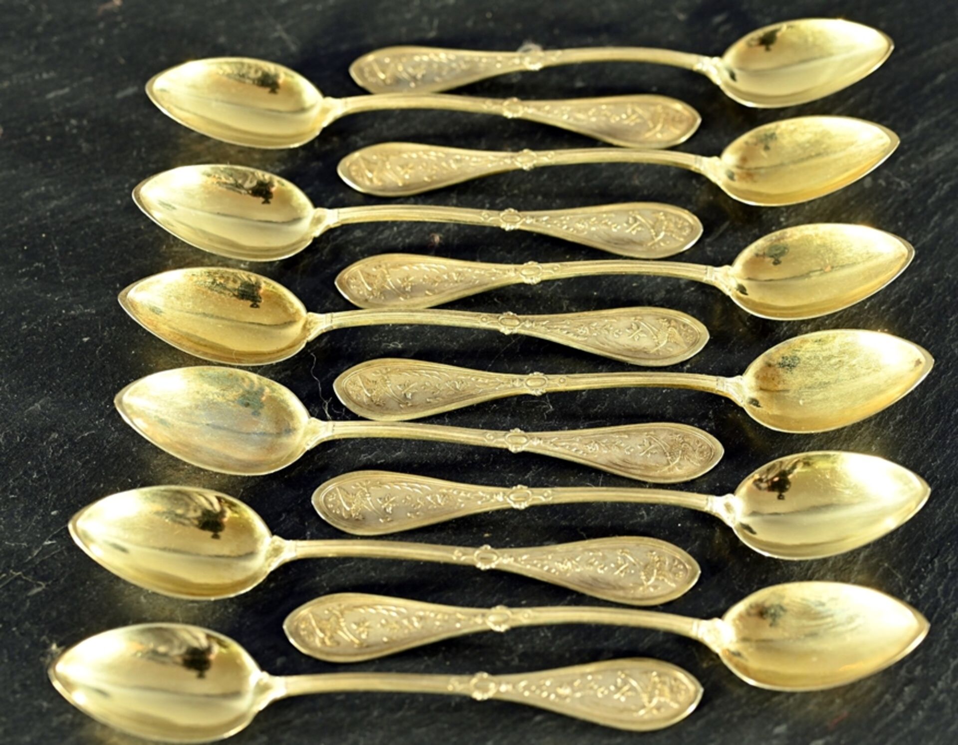 Folge von 12 Tee - oder Mokkalöffeln, 800er Silber, teilvergoldet, das spitzovale Grifffeld mit fl - Image 2 of 7