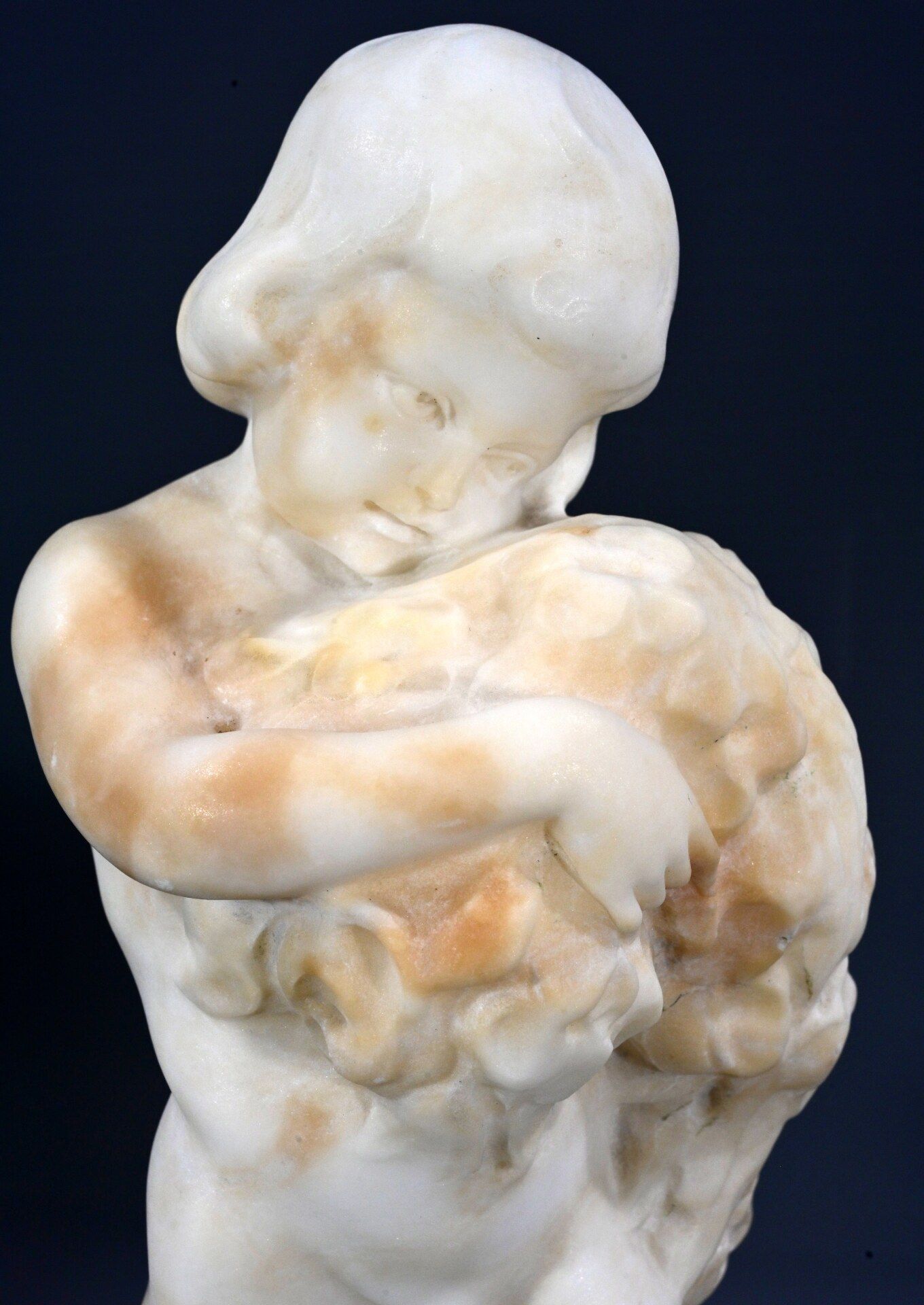 "Nackter Knabe mit Blumengirlande" - Alabaster Skulptur des R. Greiner um 1910/20. An Arbeiten der - Image 10 of 12