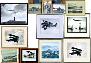Konvolut aus 12 verschieden formatigen hinter Glas gerahmten Fotos & Fotodrucken von Flugzeugen (1x
