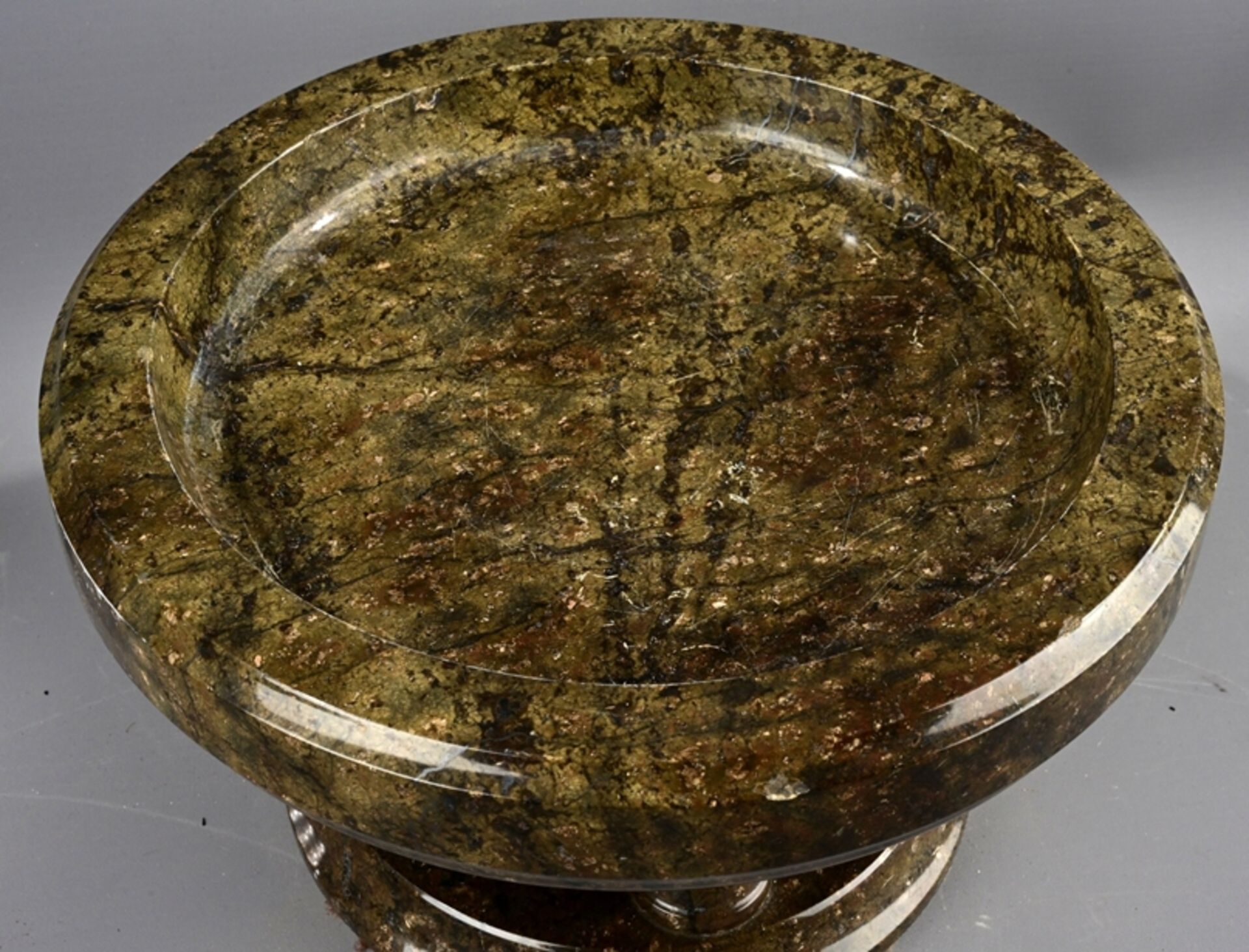 Großer Tafelaufsatz, sog. "Tazza", grünlich durchwirkte Serpentin - Fußschale mit profiliertem Rand - Bild 4 aus 10