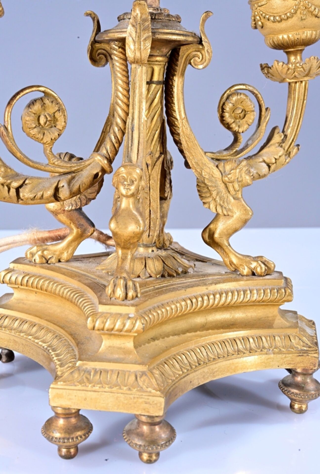 Dekorative Tischlampe aus zweiarmigen Tischkerzenleuchtern des 19. Jhdt., mit höhenverstellbaren, o - Image 3 of 8