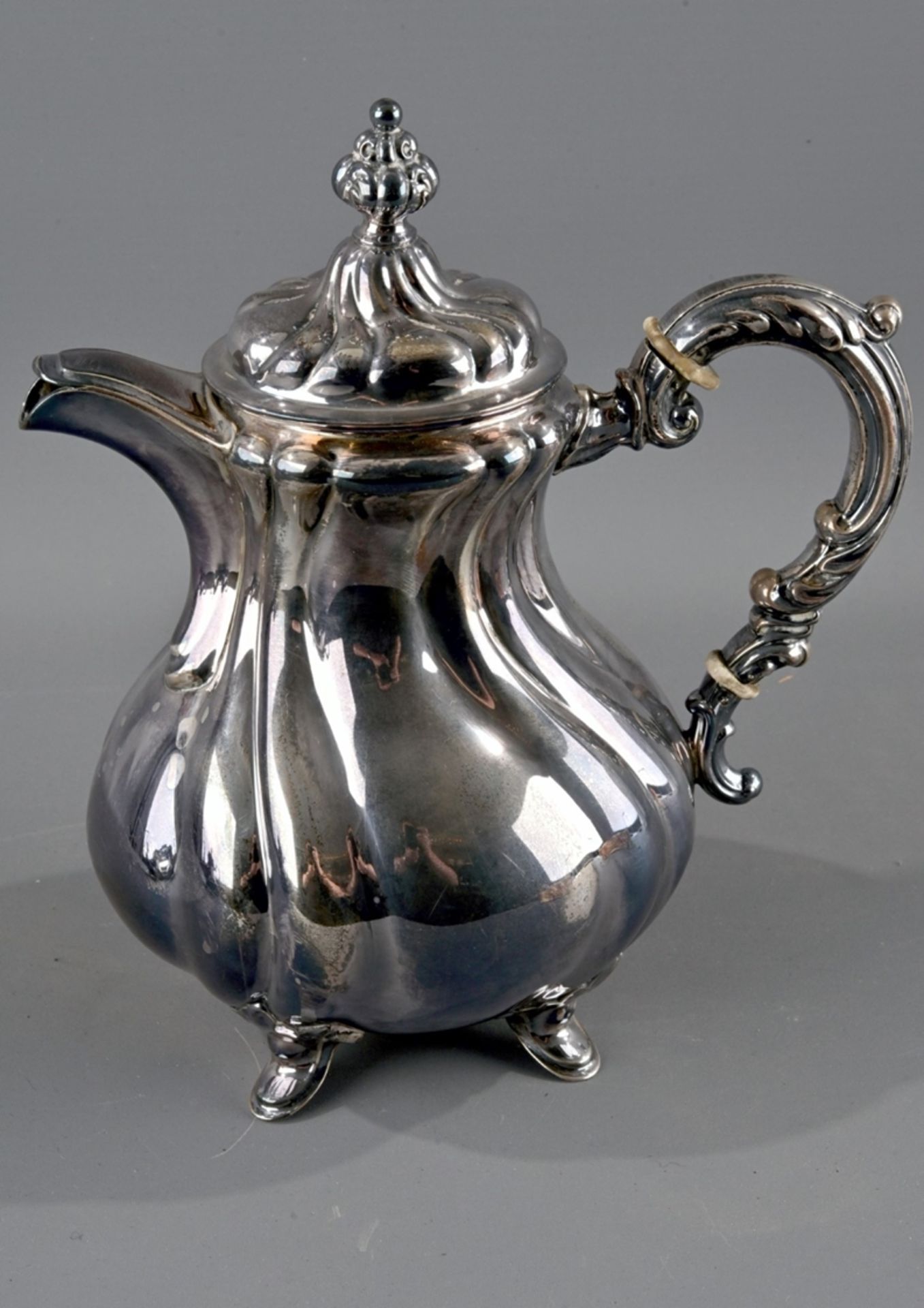 Kaffeekanne im Barockstil, ca. 650 gr. 835er Silber, seitlich scharnierter Deckel. Schöner Erhalt.