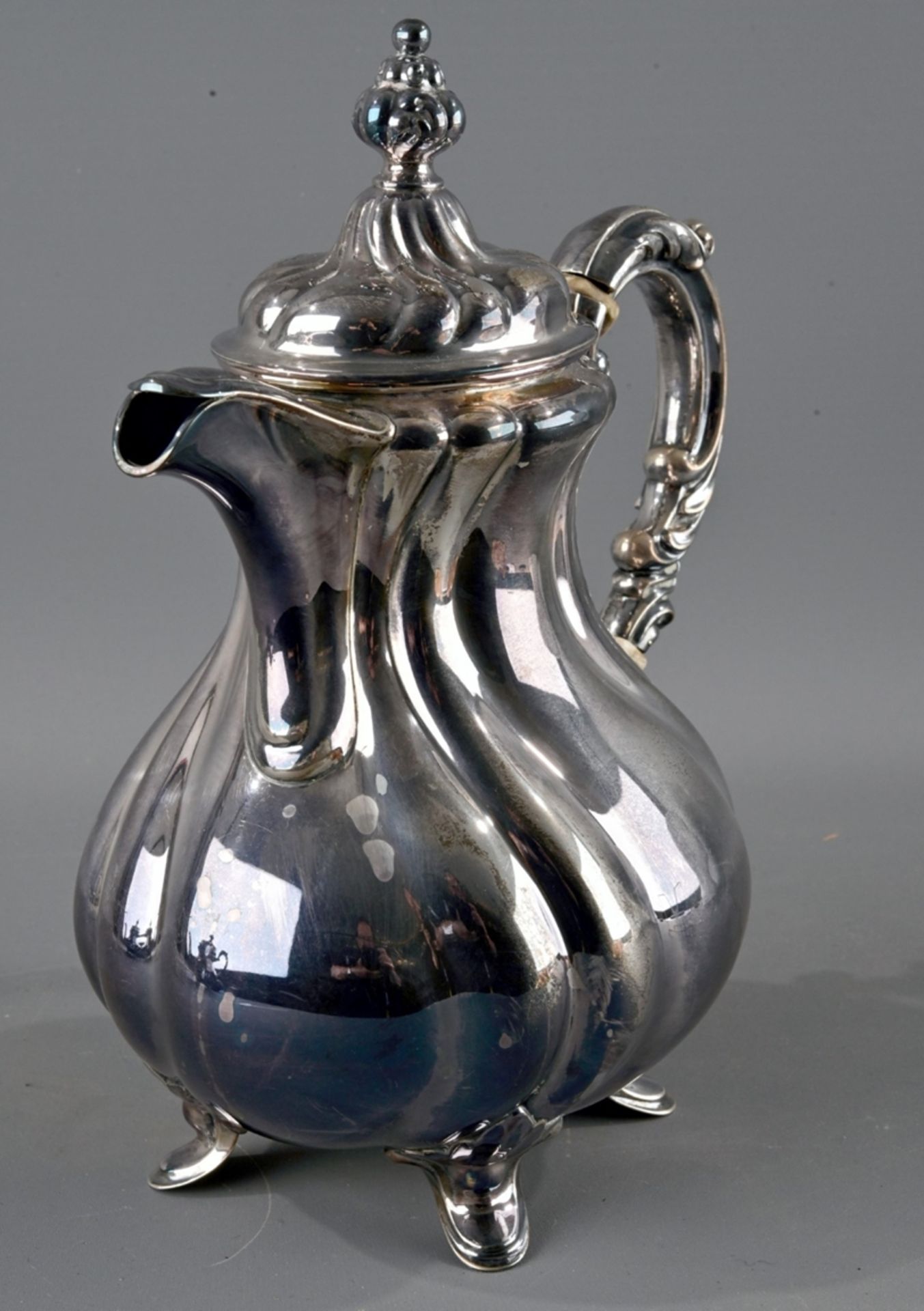 Kaffeekanne im Barockstil, ca. 650 gr. 835er Silber, seitlich scharnierter Deckel. Schöner Erhalt. - Image 2 of 10