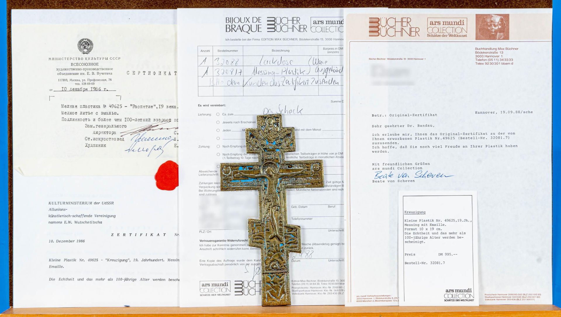 Antikes russisches Votivkreuz/ Pilgerkreuz. Messing, frontseitig teils erhabener, plastischer, reli