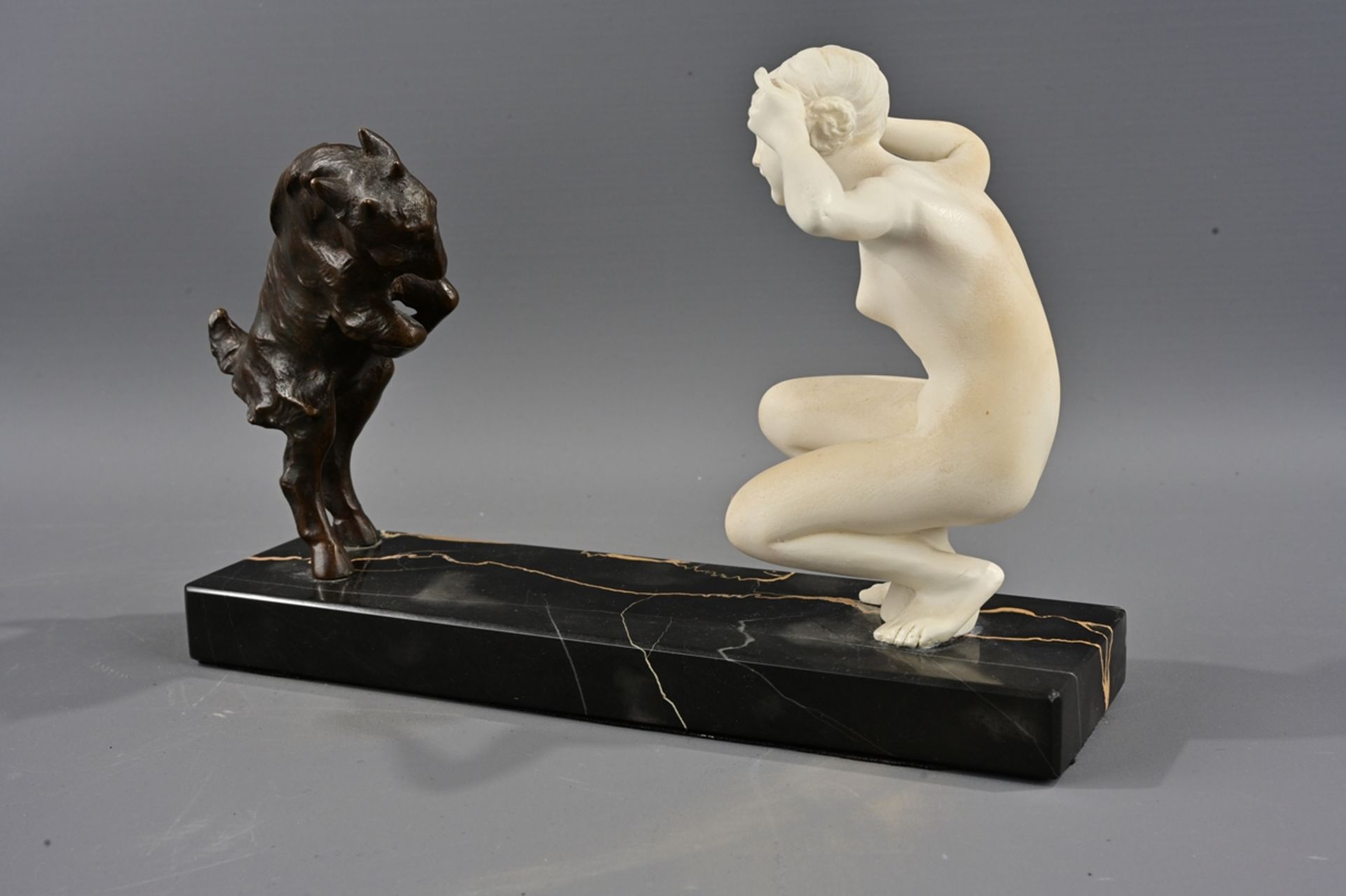 "Kämpfende Nymphe mit Ziegenbock", unsignierte Figurengruppe auf rechteckigem Marmorsockel montiert - Bild 10 aus 12