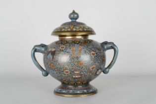 Prächtiges Cloisonne-Deckelgefäß mit plastisch gestalteten, seitlich angesetzten Henkeln. China 1.