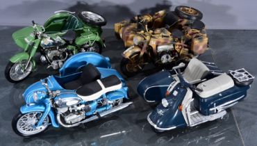 4 x Motorrad mit Beiwagen, Maßstab 1:10, verschiedene Farben und Modelle, 20. / 21. Jahrhundert, sc