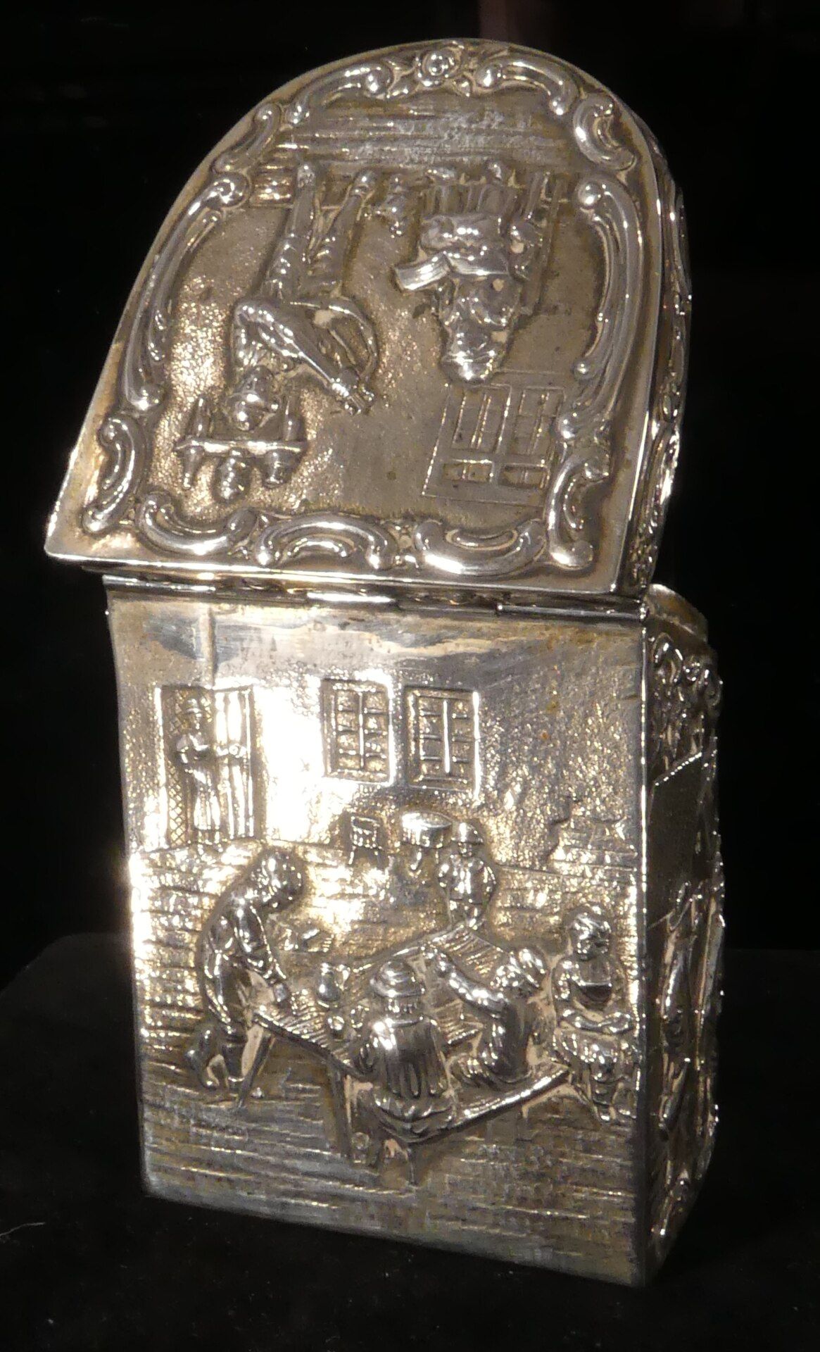 Teedose in nicht alltäglicher Formgebung, Deckel und rundum mit reliefierten Dekoren. 800er Silber, - Image 3 of 6