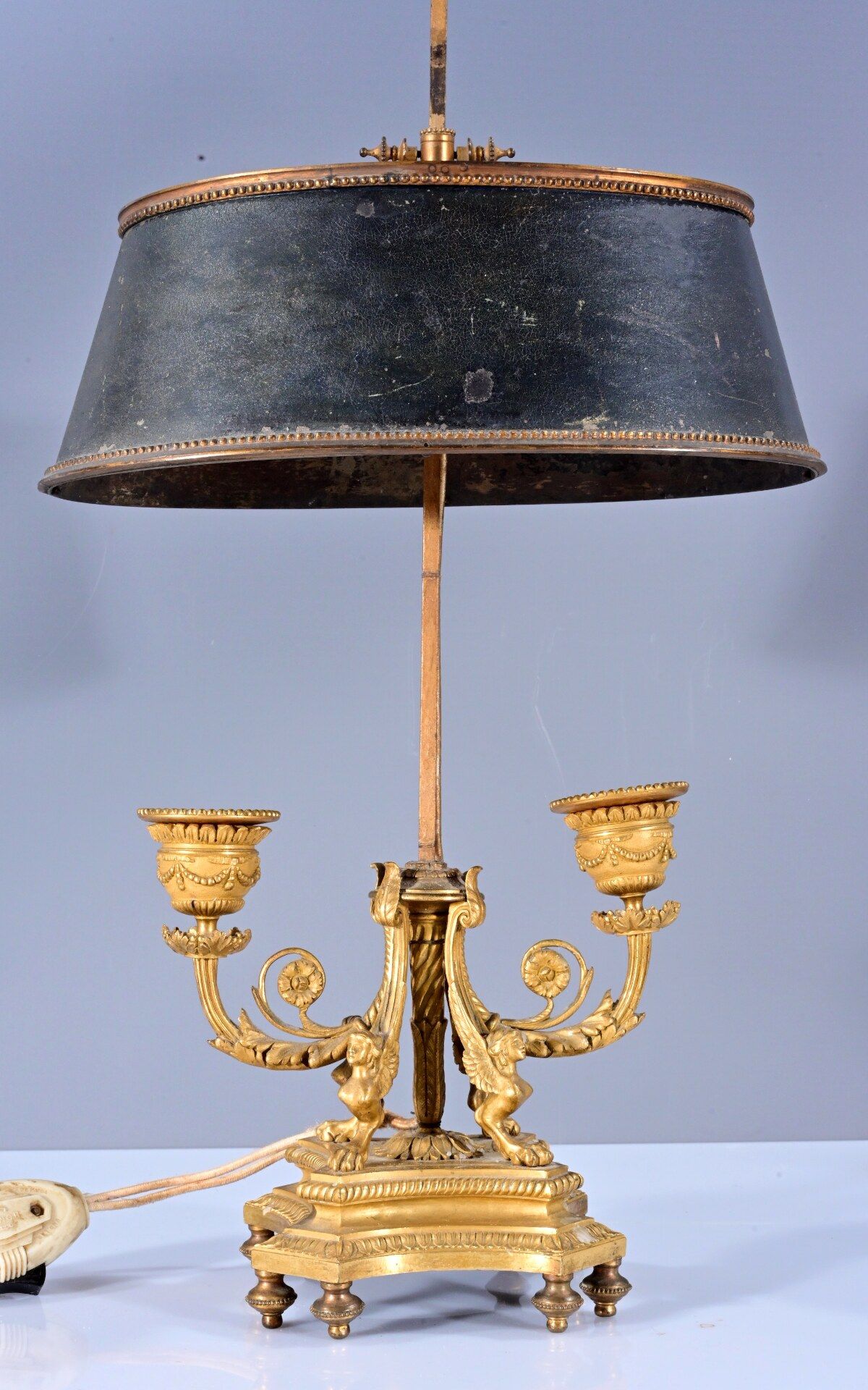 Dekorative Tischlampe aus zweiarmigen Tischkerzenleuchtern des 19. Jhdt., mit höhenverstellbaren, o
