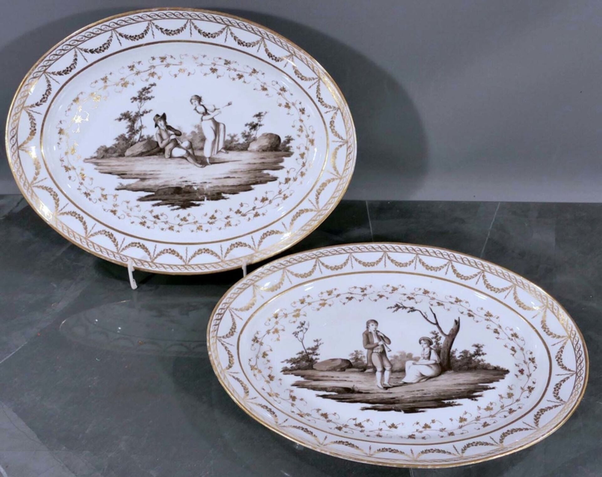 Paar großer ovaler Platten, ungemarktes, wohl französisches Weißporzellan des frühen 19. Jhd. mit a - Bild 2 aus 5