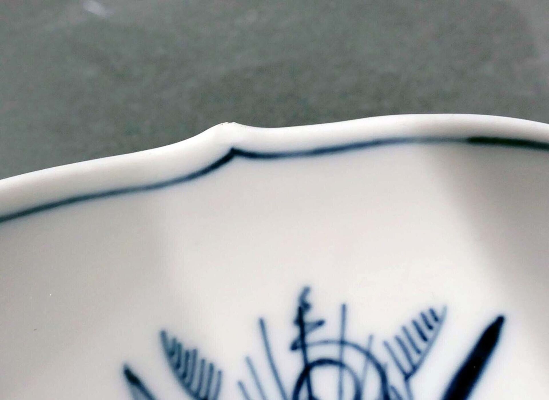 Folge von 8 zweiteiligen Kaffeetassen, Meissen Schwertmarke, sächsisches Weißporzellan mit "Zwiebel - Bild 3 aus 6