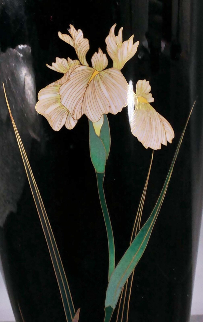 Feine japanische OTAGIRI - Cloisonne Tischvase mit Schwertlilien - Dekor. Schöner unperfekter Erhal - Image 3 of 5