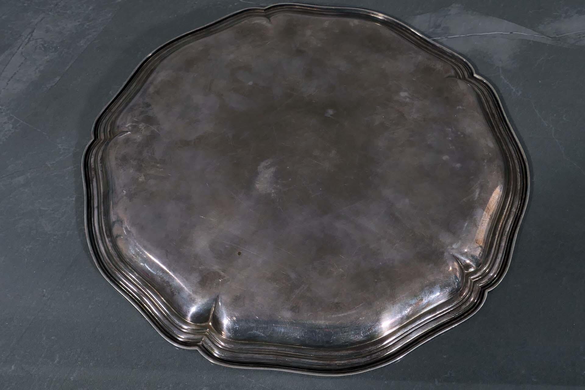 Rundes Tablett / Platte, mehrfach gewellter Rand, ca. 360 gr. 835er Silber, Dm ca. 26 cm, geringe A - Image 4 of 5