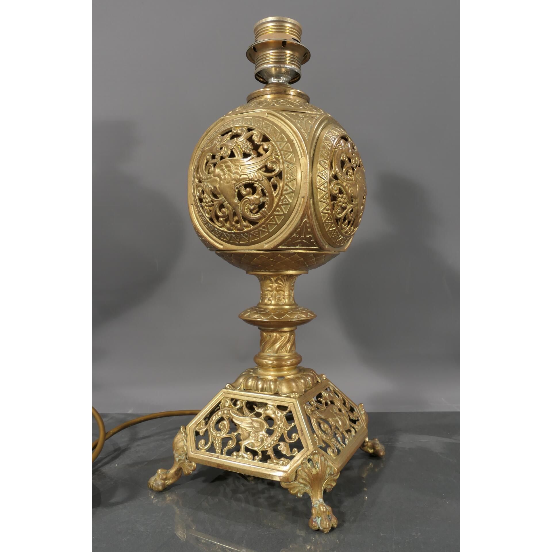 Antike Tischlampe, Messing, Historismus, um 1900, nachträglich elektrifiziert, teilweise durchbroch - Image 3 of 8