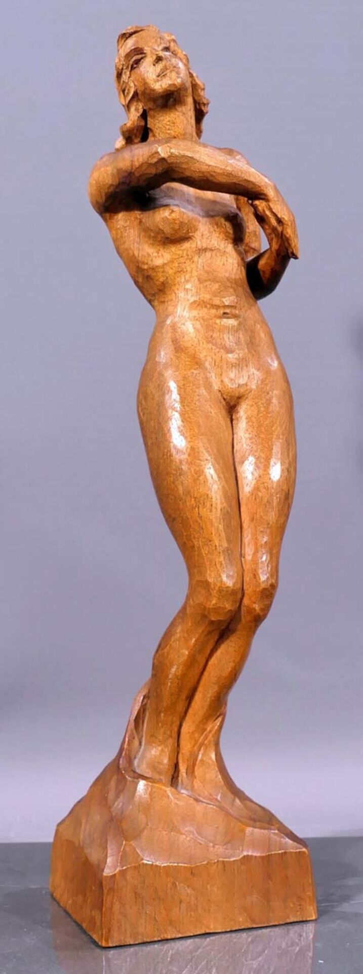 "Stehender Damenakt in bewegter Pose", ca. 35 cm hohe Holzschnitzfigur, unter dem Sockel bez.: Bern