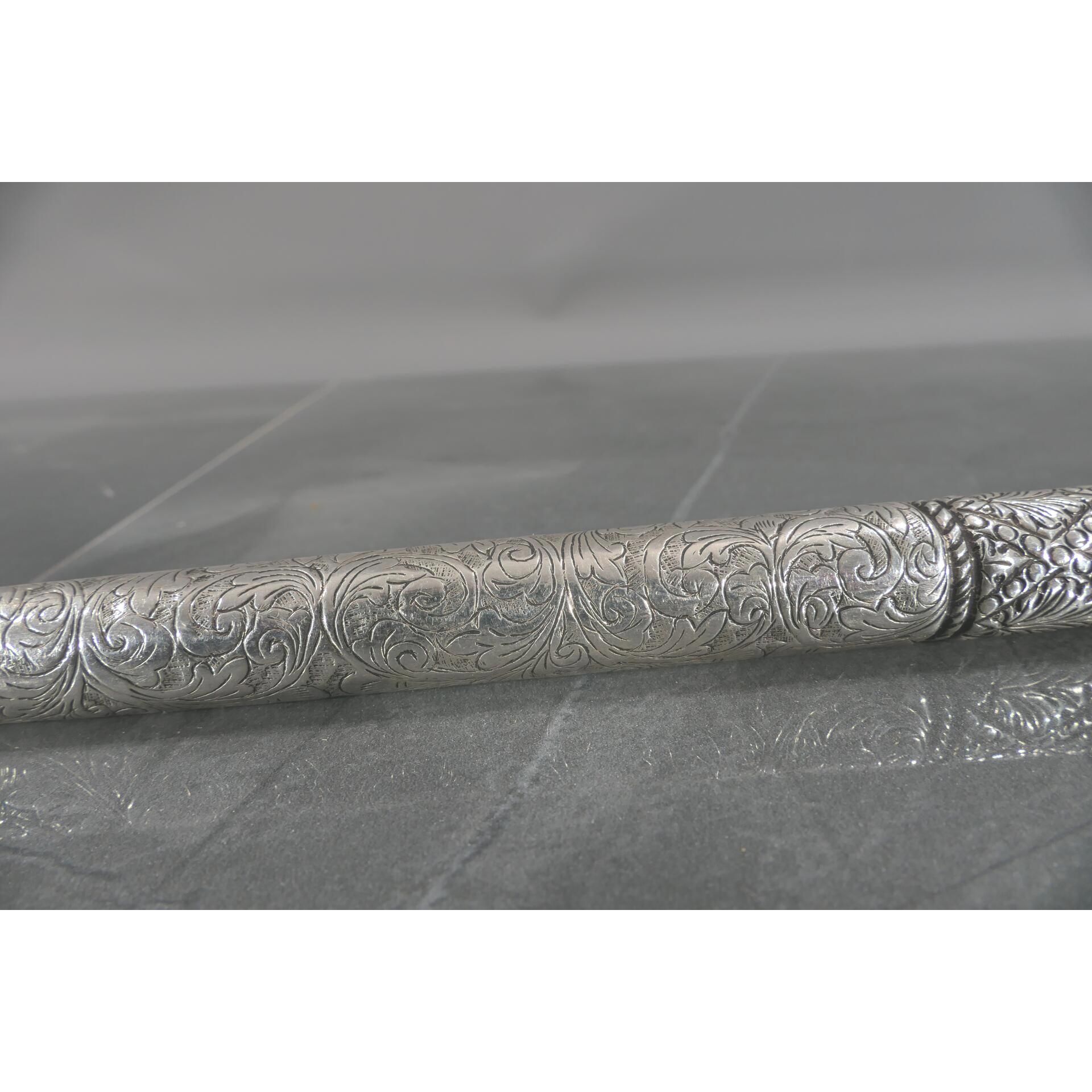Gehstock mit Entengriffstück, 800er Silber tlw. von Hand gravierter, hohlgegossener, verschraubter, - Bild 10 aus 18